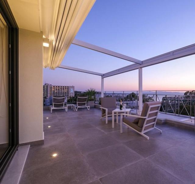 بريثتاكينج هومم بينتهاوس ويذ ماجيكال سي فيوز