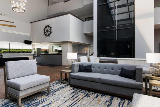 ذا إن أون ماريتيم باي، آن أسيند كوليكشن هوتل