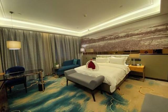 Yili Huacheng Hotel (Liuxing Street)