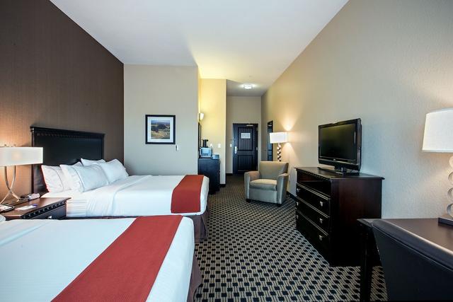 هوليداي إن إكسبرس آند سويتس جرين باي إيست  باي آيتش جي