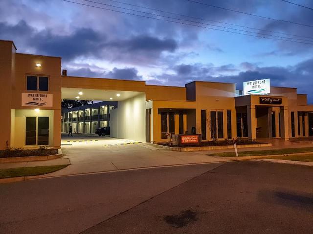 موتيل ناجامبي ووترفرونت