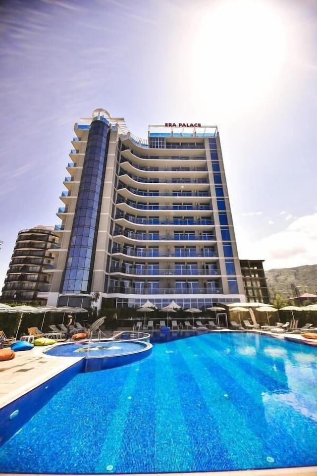 إرا بالاس جونيو