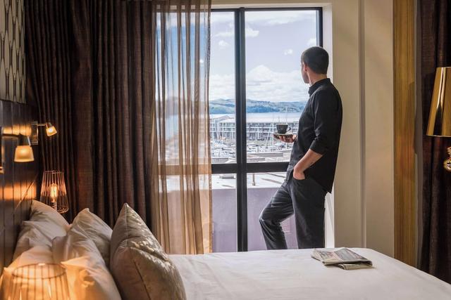 ميوزيم أبارتمنت هوتل، مجموعة مستقلة من إي في تي