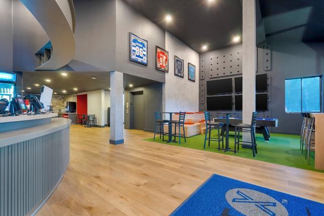 سبوت كس هوتل تامبا - ويسلي تشابل باي ذا رد كوليكشن