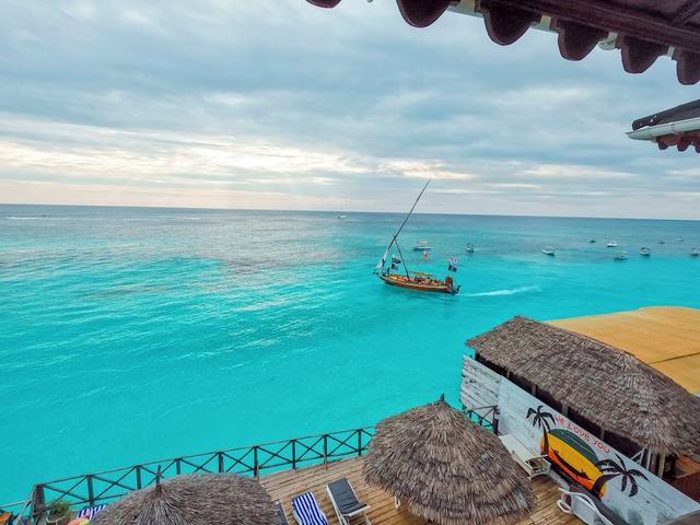 لانجي لانجي بيتش بانجالوز