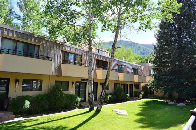 أسبن تاونهاوس إيست باي فرياس بروبيرتز