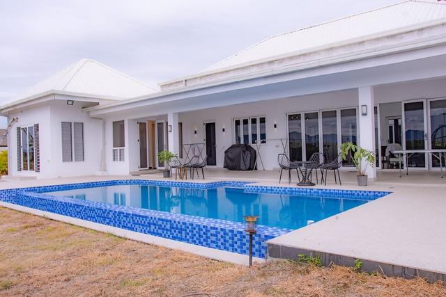 ليك سايد ديلاكس فيلا