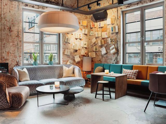 ستوري هوتل سيجنالفابريكن، بارت أوف جاي دي في باي حياة