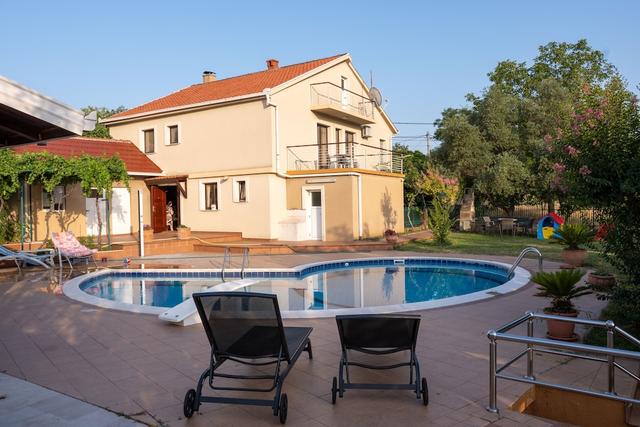 فيلا سيسار موستار