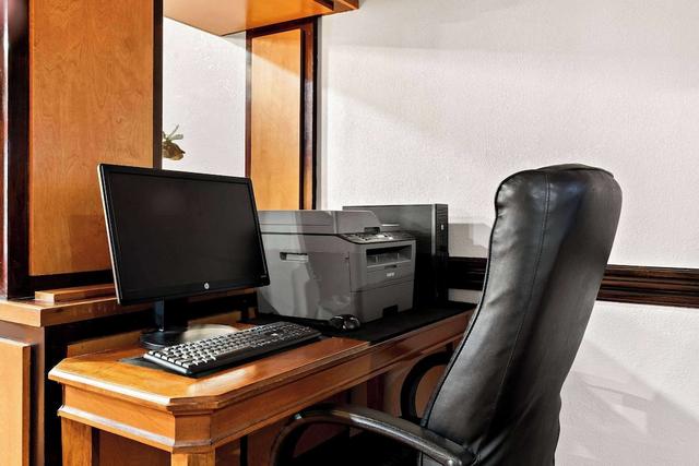 دايز إن آند سويتس باي وبندام وارين