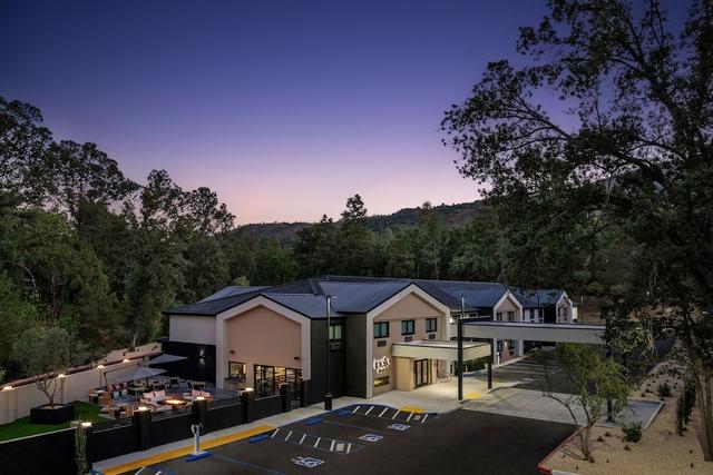 ذا إنيل، أوكرست يوسمايت، إيه تريبوت بورتفوليو هوتل