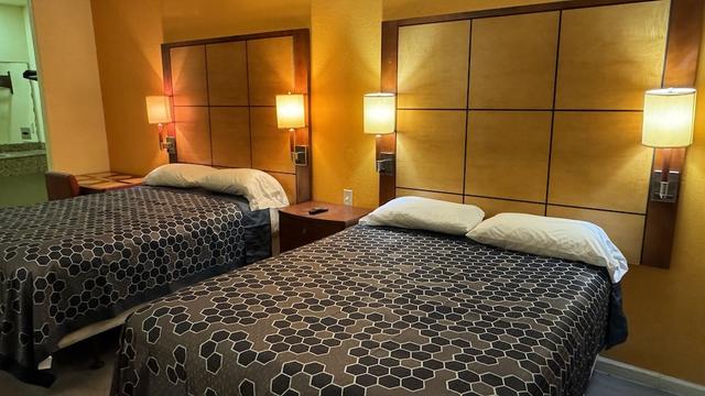 إكزجيوتيف إن آند سويتس