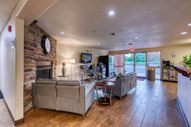 أول تاون سويتس