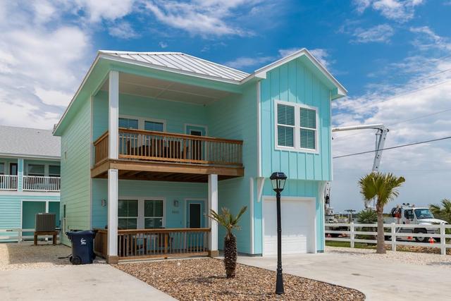 آن إكسكلوسيف ووترفرونت بروبرتي