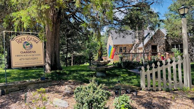 روك كوتيج جاردنز بي آند بي