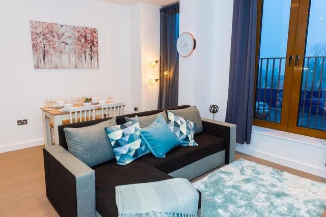 أبسولوت ستايز أون جروسفينور لوتون أيربورت-سارت ألبانس ترين ستيشن هاري بوتر