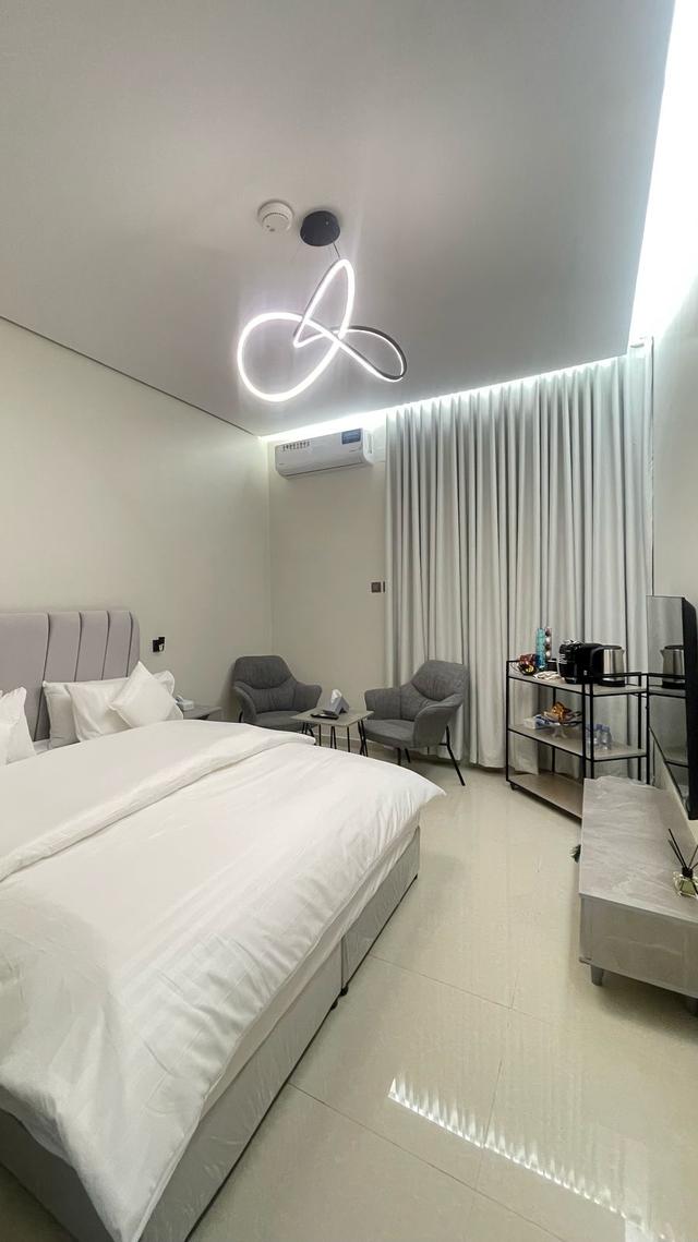 Elegant Studio with Comfortable and Simple Furniture | 5581