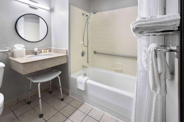 سوبر 8 باي ويندام ستريت. كليرزفيل أو إتش/ويلينجس دبليو في أريا