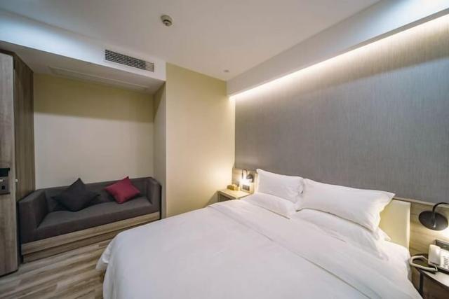 Zhenjiang July hotel