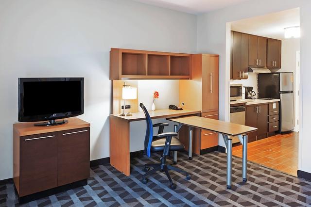 تاون بليس سويتس باي  ماريوت نورث أواسو