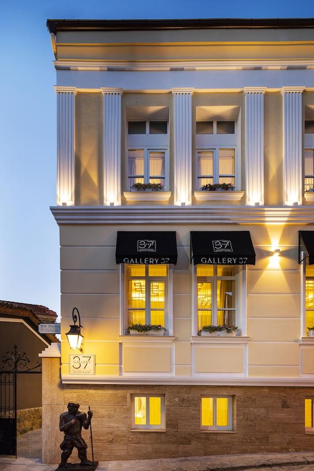 جاليري 37 بويرد باي أستون