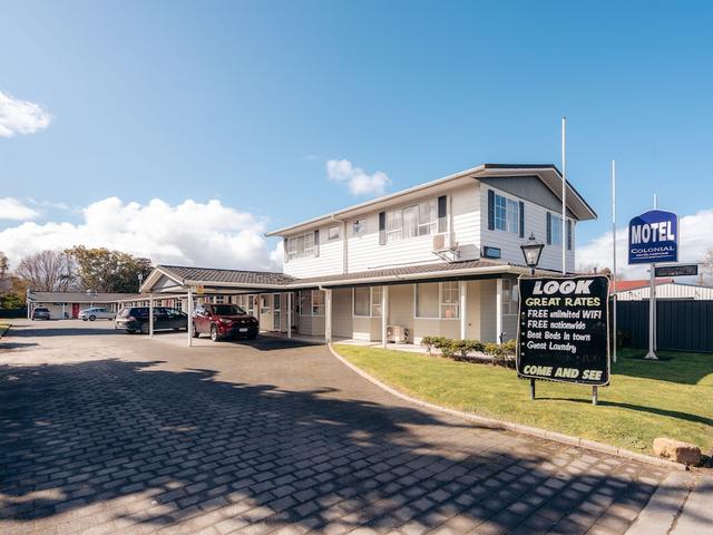 كولونيال أون جلادستون