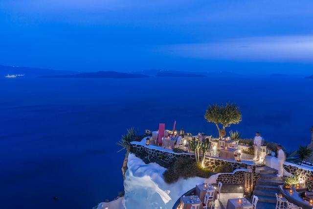 أندرونيس لوكشوري سويتس