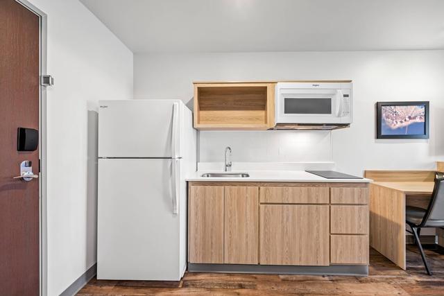 وودسبرينج سويتس وينستون - ساليم نير هانز مول