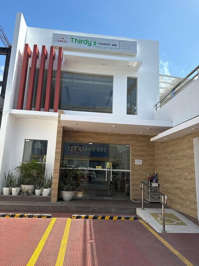 ثيرديز توريست إن