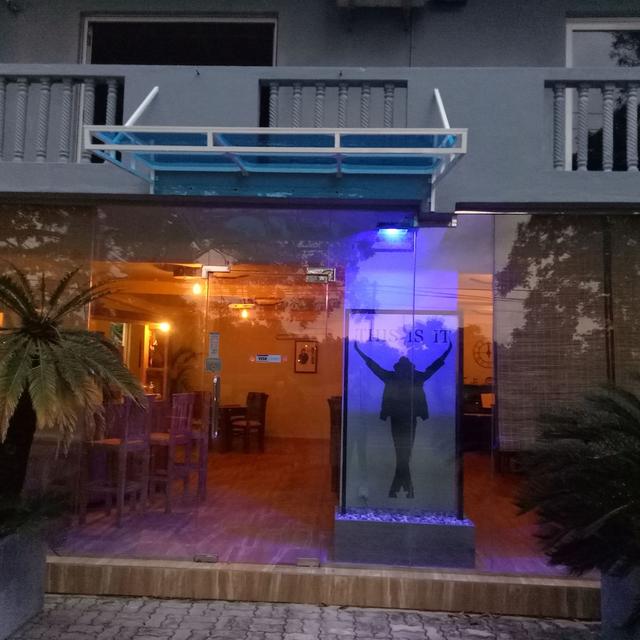 زيس إز ات أيربورت هوتل آند ريستورانت