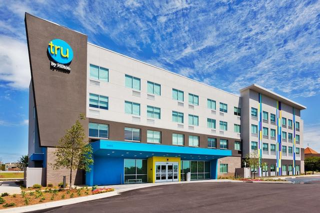 ترو باي هيلتون براتفيل