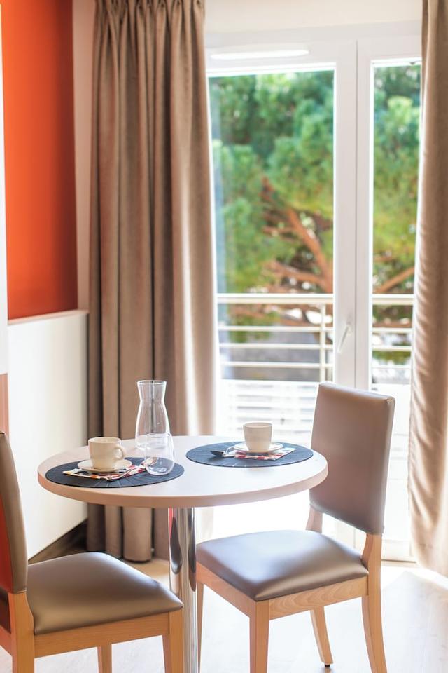 زيناو أبارت أوتل فريجوس