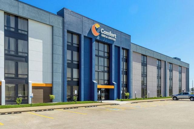 كمفرت إن آند سويتس إيفانزفيل أيربورت