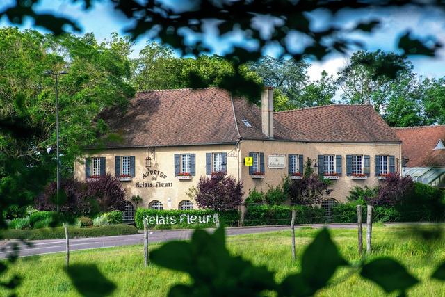 لو ريليه فلوري، هوتل إيه ريستوران لوجيس - أفالون