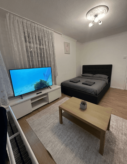 غرفة فاخرة ثلاثية فسيحة بحجم كينغ