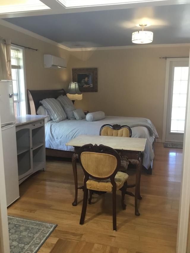 كانتري موزي بي آند بي ستوديوز