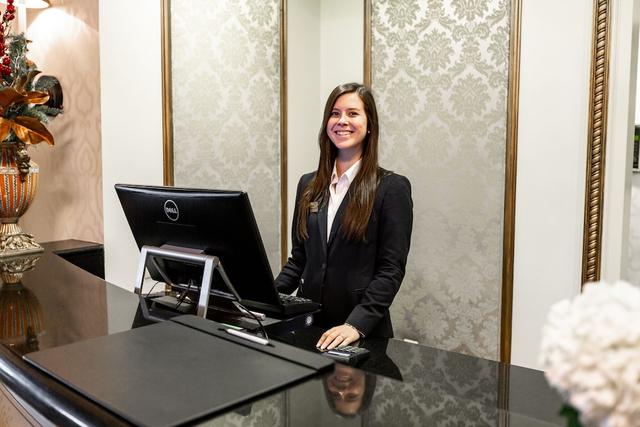 ماركت بافيليون هوتل