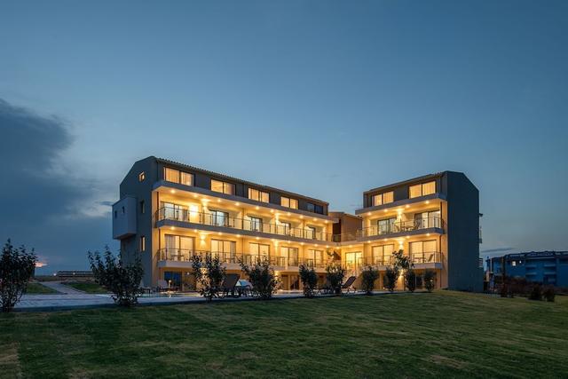 أيثريون ستوديوز آند سويتس