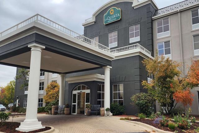 لا كينتا إن آند سويتس باي ويندام ميلواكي إس دبليو نيو برلين