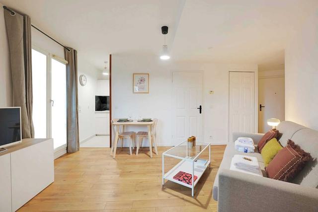 برايت، مودرن ستوديو فور 2ب - لا ديفينس