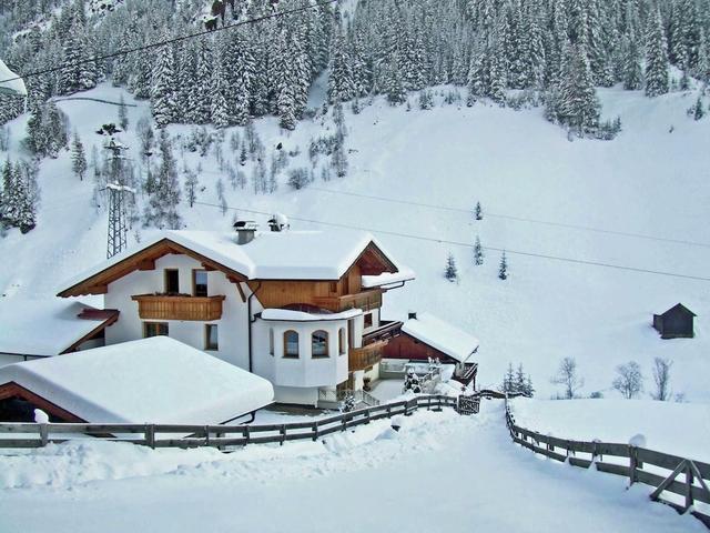 هوم ويذ أه وودن ديكور آند فول أوف أتموسفيري