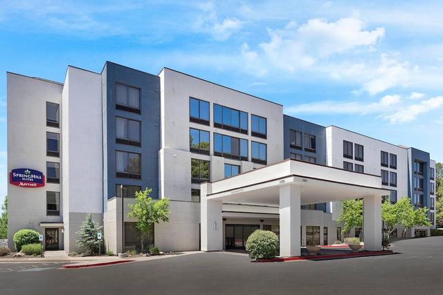 سبرنجهيل سويتس فلاجستاف