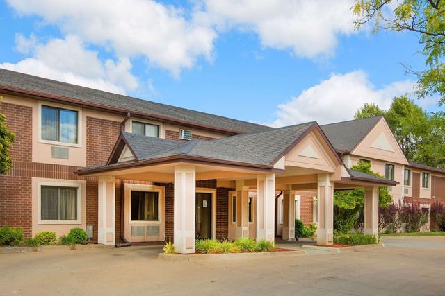 سوبر 8 باي ويندام كليفا إيا