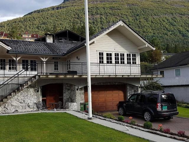 آارنيس هاوس سترين