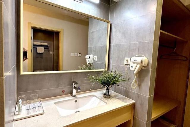 Super 8 Tongliao Railway Station