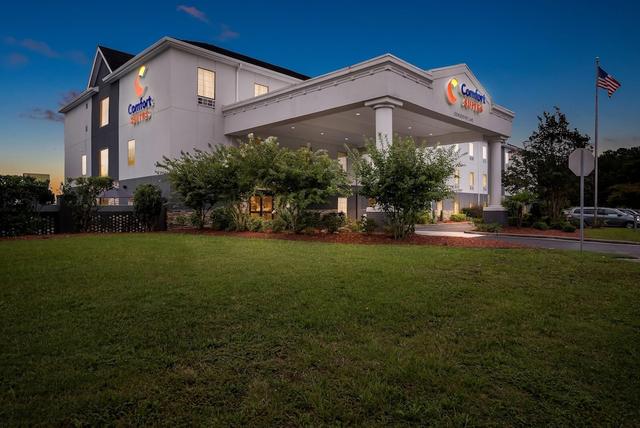 كومفرت سويتس نير كامب لوجون