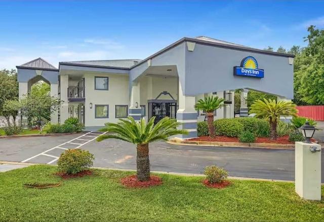 دايز إن باي ويندام فولي