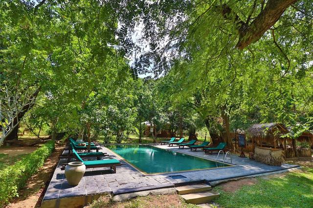 ذي آذر كورنر