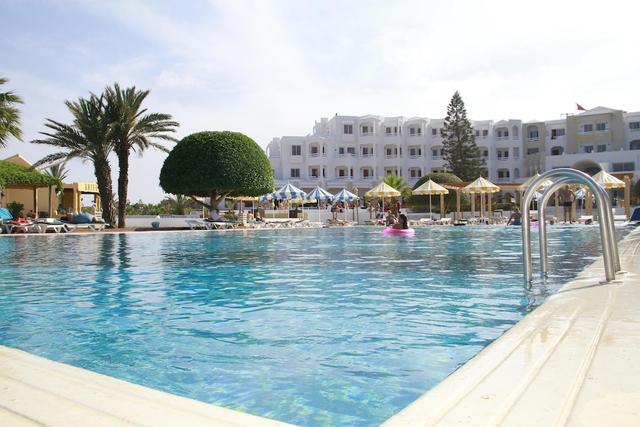 منتجع ثابسس بيتش ريزورت