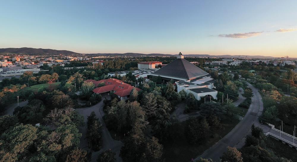 إيفين هوتل بيراميد